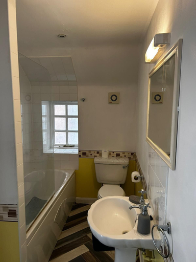 Bathroom 5, The Rose and Crown Hotel, Cambridgeshire