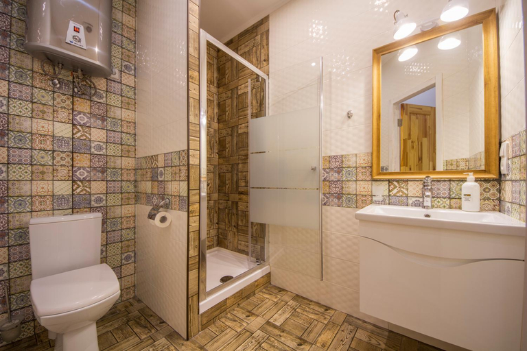 Shower 4, Design Apartments on Velyka Vasylkivska 42, Holosiïvs'kyi