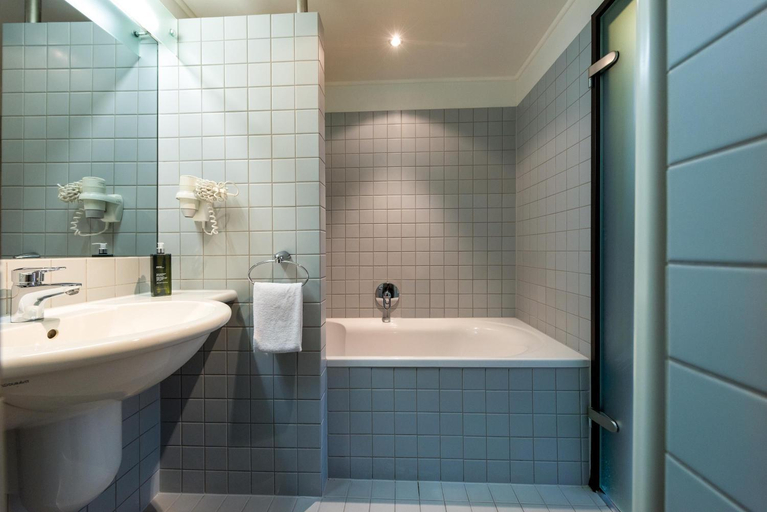 Bathroom 5, Seminaris Hotel Luneburg, Lüneburg