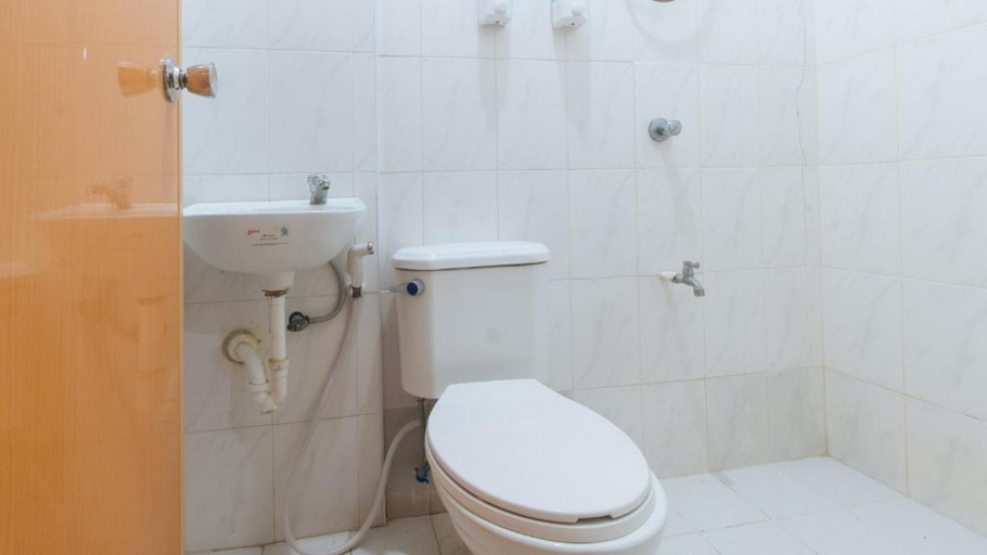 Bathroom 3, RedDoorz @ Casa Buena Dormitel Davao City, Davao City