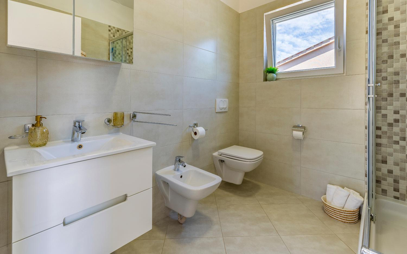 Bathroom 4, Lotus Villas Resort, Pula