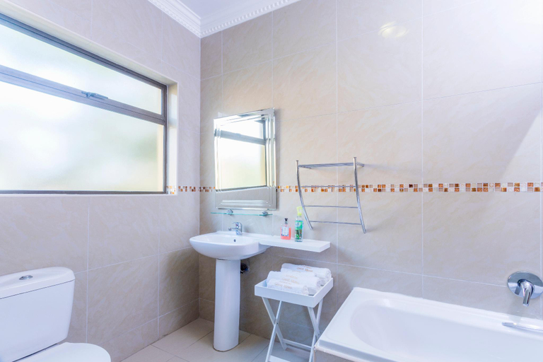 Bathroom, Ezulwini Guest House - Standard Double Room with balcony pool view, 2 guests, iLembe