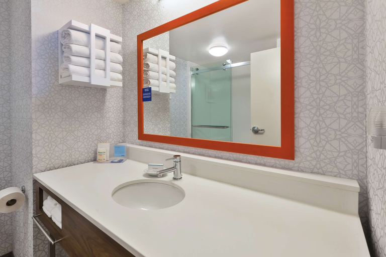 Bathroom 5, Hampton Inn Princeton, Gibson