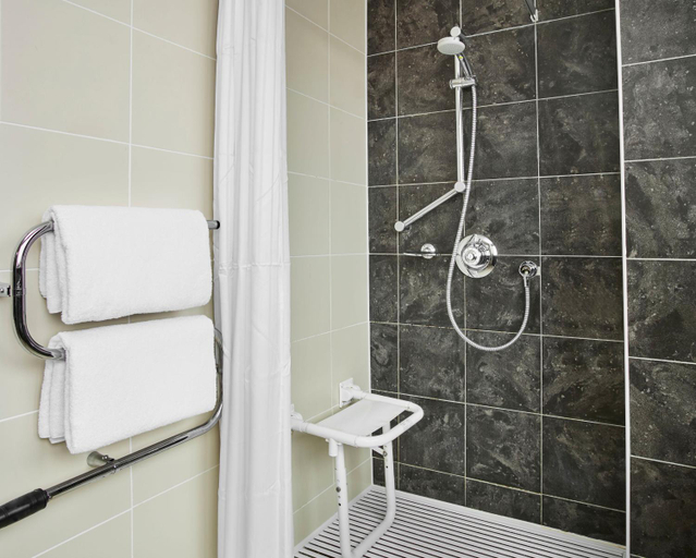 Bathroom 5, Leonardo Hotel and Conference Venue Hinckley Island, Leicestershire
