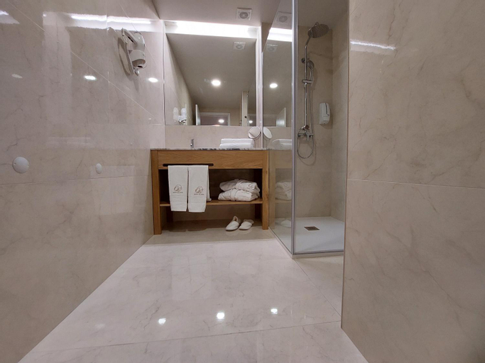 Bathroom 11