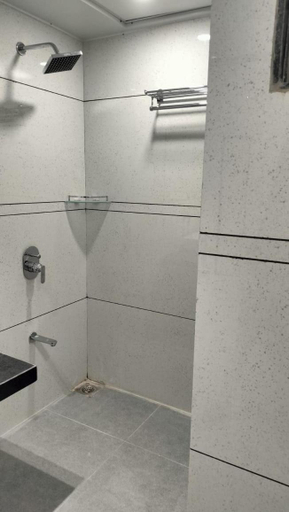 Bathroom 4, Hotel Aurellia, Ahmadabad