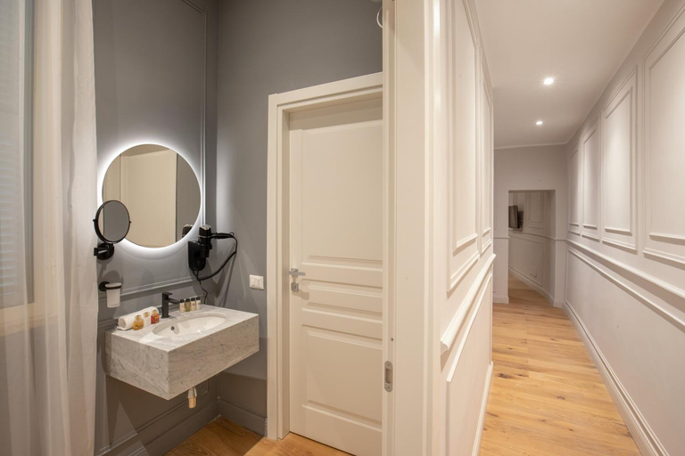 Bathroom 2, Garden Palace, Roma