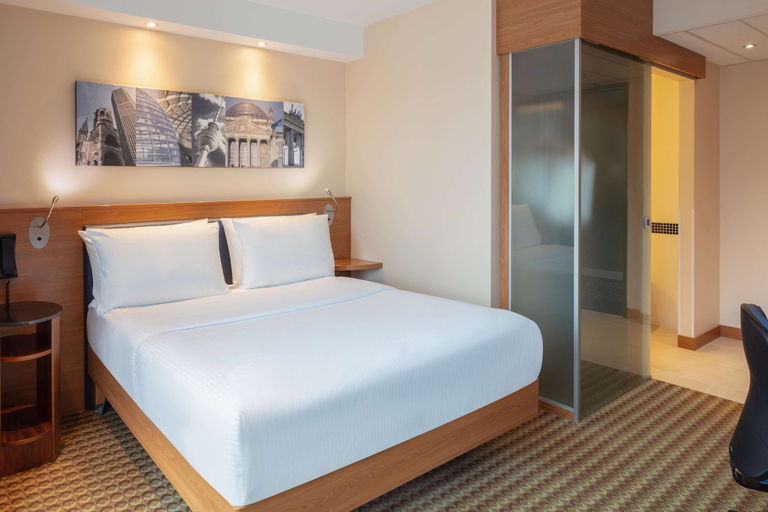 Bedroom 4, Hampton by Hilton Berlin City West, Berlin
