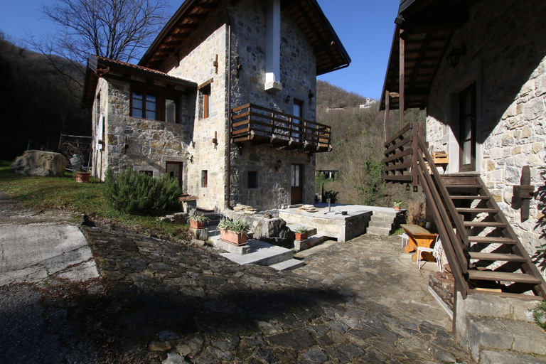 Front of property 5, GOLDEN SPUR COTTAGE, Udine