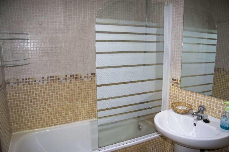 Bathroom 4, ApartaHotel CollaRubio, Madrid