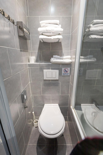 Bathroom 3, Hotel Edmond Rostand, Bouches-du-Rhône