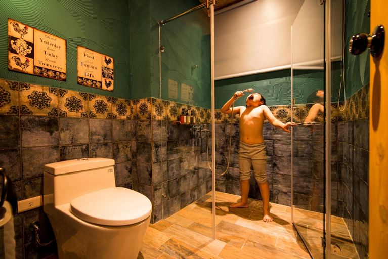 Bathroom 2, Fly Inn, Yilan