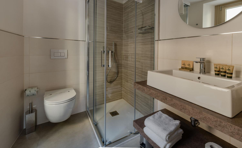 Bathroom 4, Hotel Du Lac, Brescia