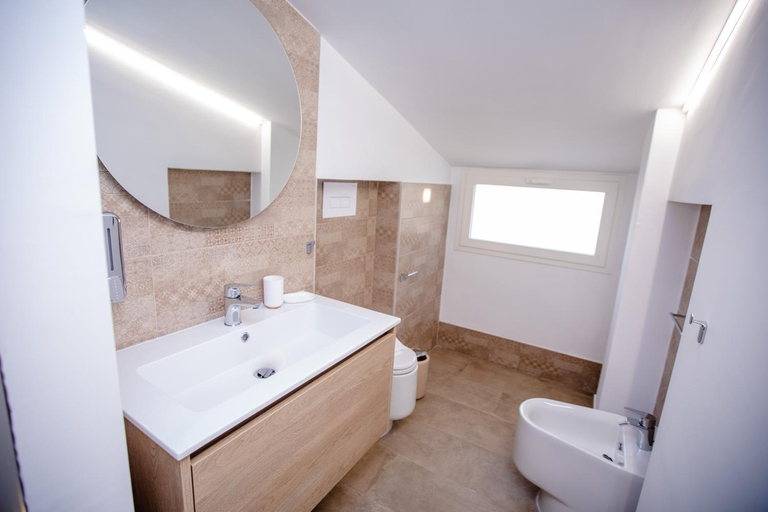 Bathroom 2, Kaary BellaVita Superior Room, Syracuse