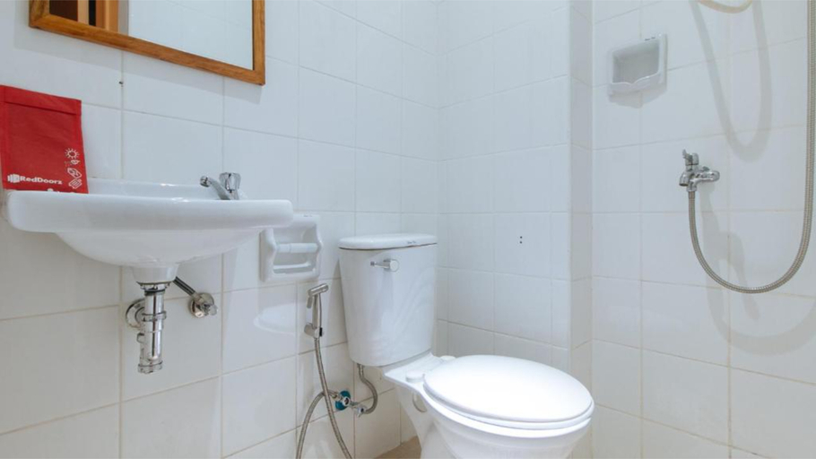 Bathroom, RedDoorz @ PVC Pension Haus, Tagum City