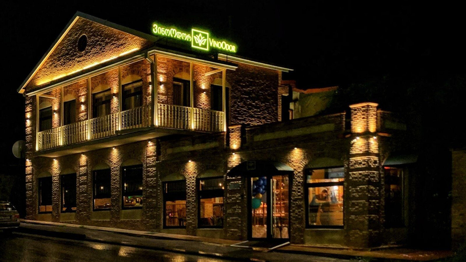 Exterior & Views