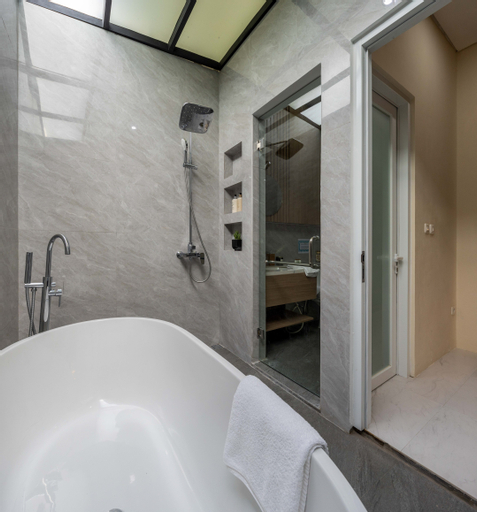 Bathroom 28