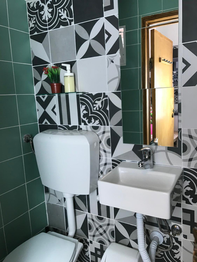 Bathroom 3, Alfama Patio Hostel, Lisbon