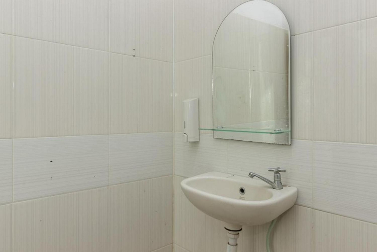 Bathroom 13