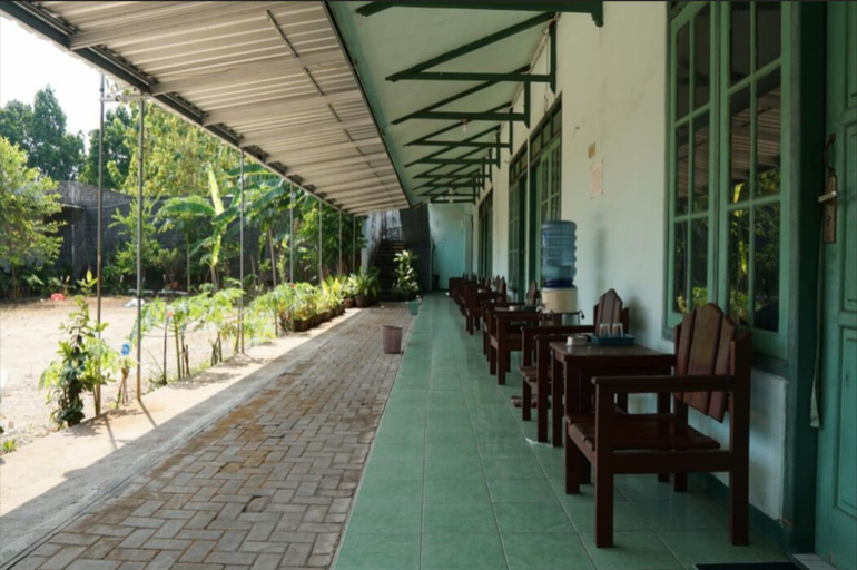 Food & Drinks 5, SPOT ON 93611 Kost Pak Suyatno Syariah 2, Ponorogo