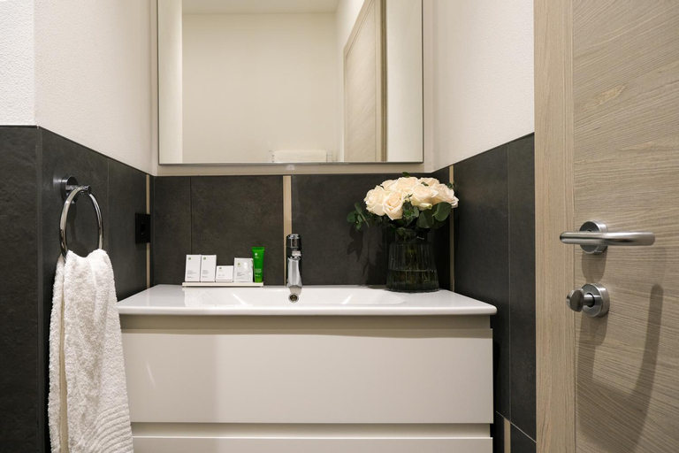 Bathroom 14