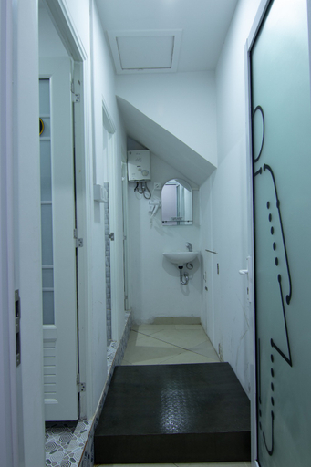 Bathroom 4, Kareem Syari'ah Hostel, Bukittinggi