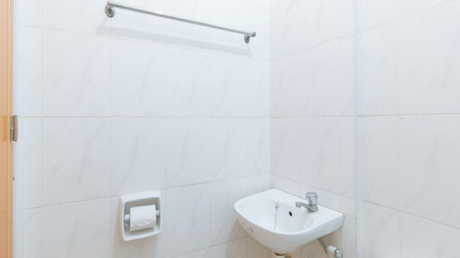 Bathroom 3, RedDoorz @ Casa Buena Dormitel Davao City, Davao City