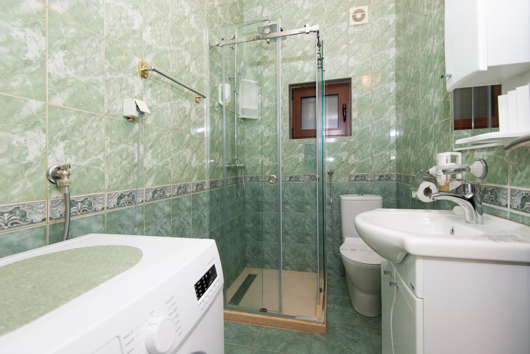 Bathroom 2, Apartments Kiki