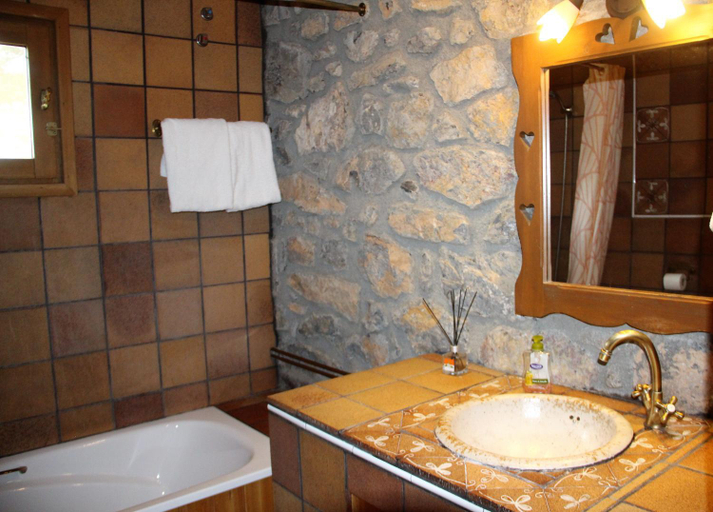 Bathroom 3, Minds & Mountains Eco Lodge, Girona