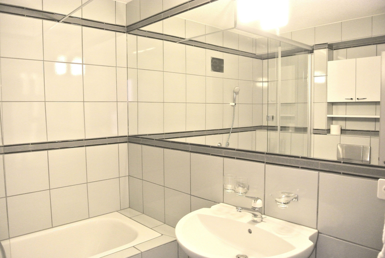 Bathroom, Nest - Bundesplatz, Zug