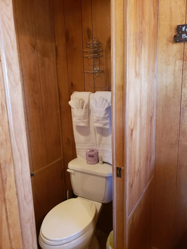 Bathroom 1, Stampede Cabin 3, Cochise