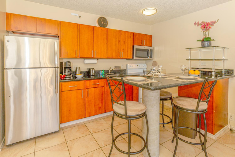 Others 5, Waikiki condo - lanai, pool & beach access, Honolulu