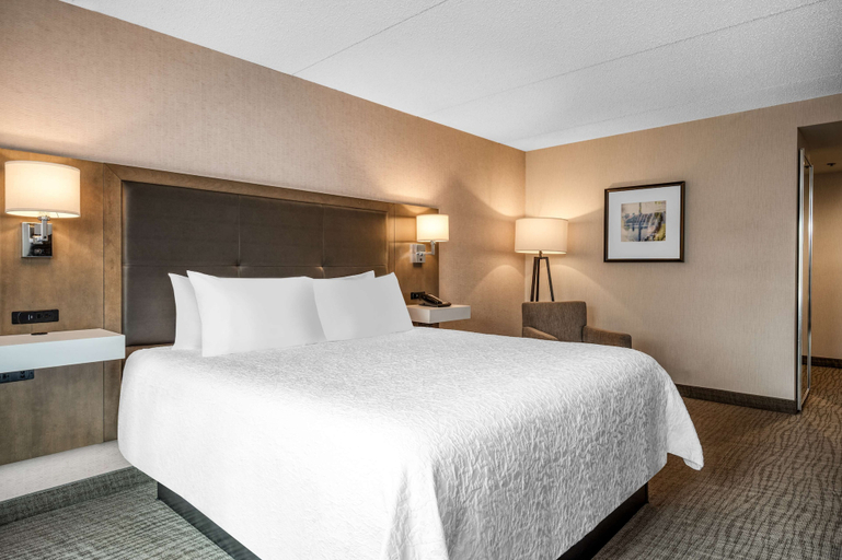 Bedroom 3, Hampton Inn Raynham-Taunton, Bristol