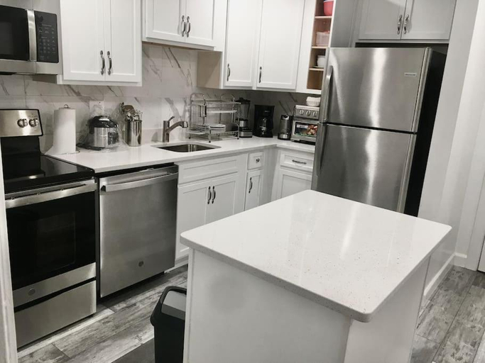 Others 5, SUITE A - Private Cozy, Spacious Suite with Private Bathroom, Prince George's