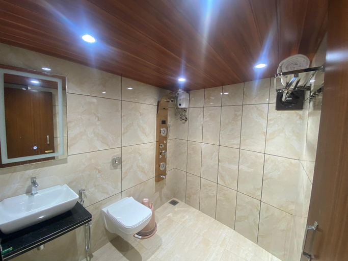 Bathroom 3, Hotel Classio Inn - Near Kokilaben Hospital, Mumbai Suburban