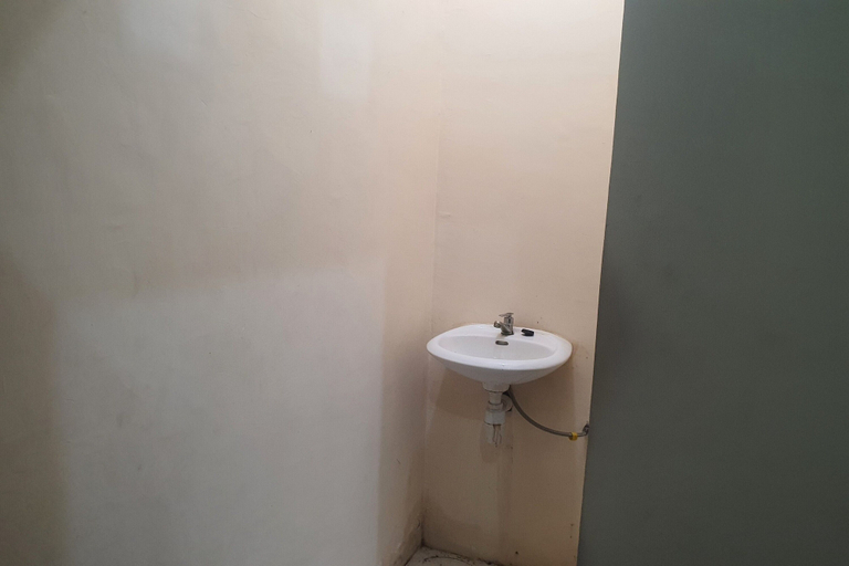 Bathroom 3, OYO 93623 Assalam Homestay Syariah, Surabaya