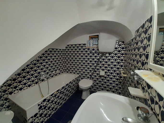 Bathroom 4, Settebello Village, Latina
