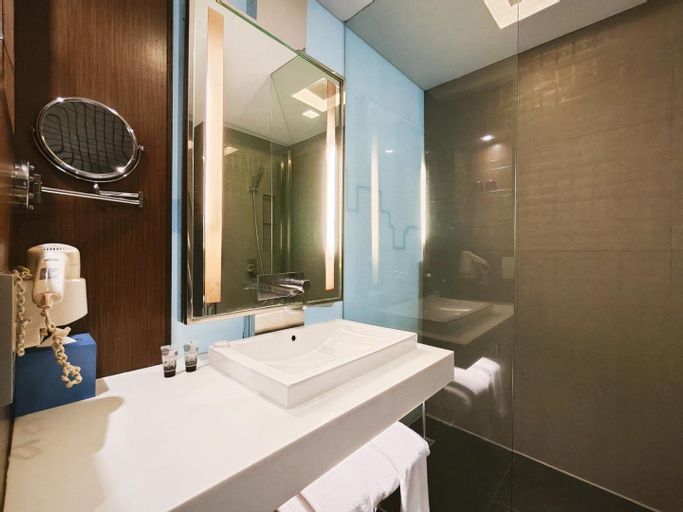 Bathroom 19