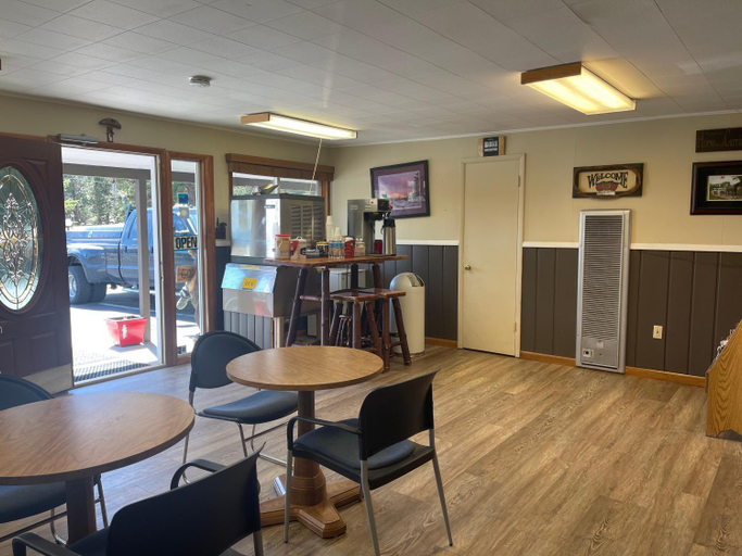 Food & Drinks, Saddle & Surrey Motel, Larimer