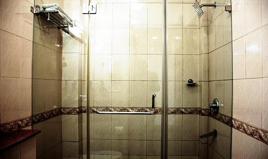 Bathroom 3, Hotel Windsor Castle Cyber City, Gurgaon