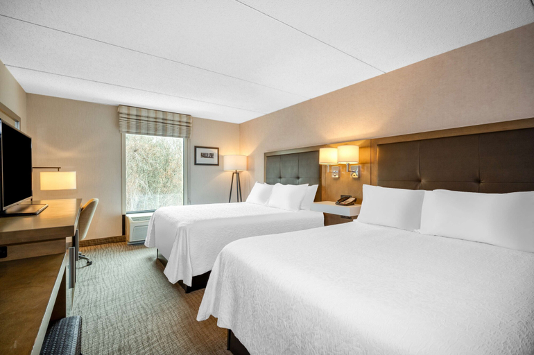 Bedroom 3, Hampton Inn Raynham-Taunton, Bristol