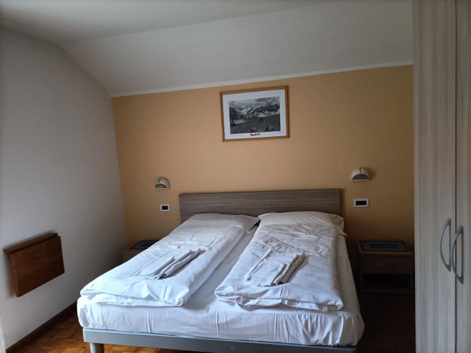 Bedroom 2, ALBERGO AL LAGO, Belluno