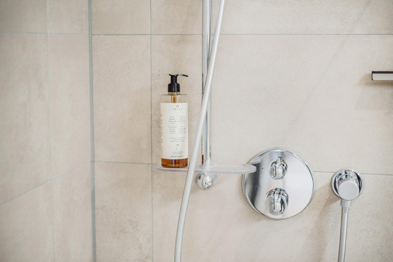 Bathroom 16
