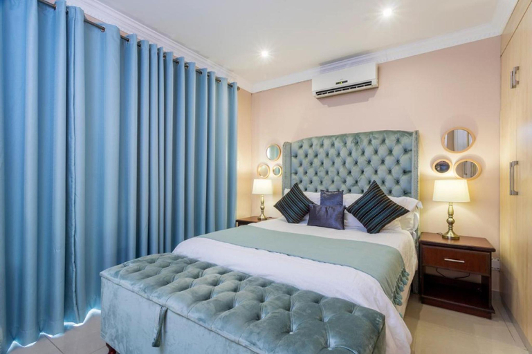 Bedroom, Ezulwini Guest House - Standard Double Room with balcony pool view, 2 guests, iLembe