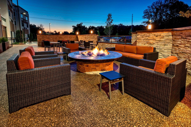 Food & Drinks 5, Courtyard Oxford, Lafayette
