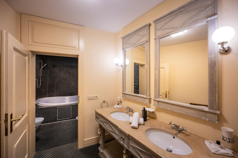 Bathroom, Burg Rabenstein, Bayreuth