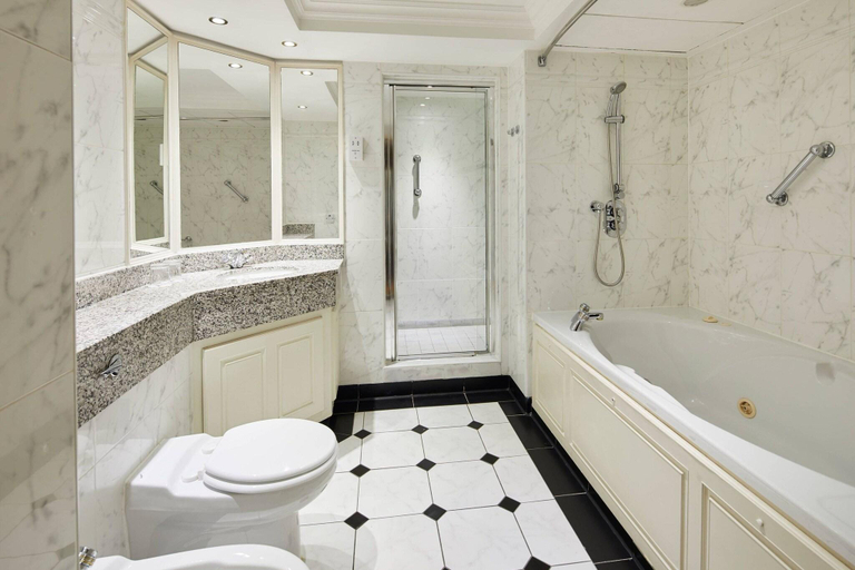 Bathroom 5, Marriott Hotel Glasgow, Glasgow