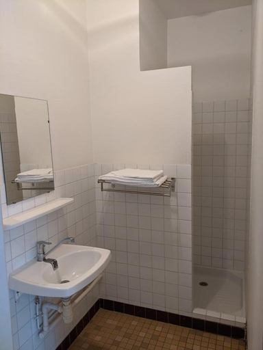 Bathroom 2, L'Autre Lieu, Manche
