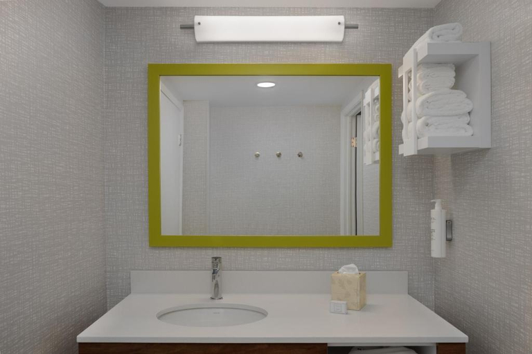 Bathroom 5, Hampton Inn & Suites by Hilton Toronto Downtown, Toronto