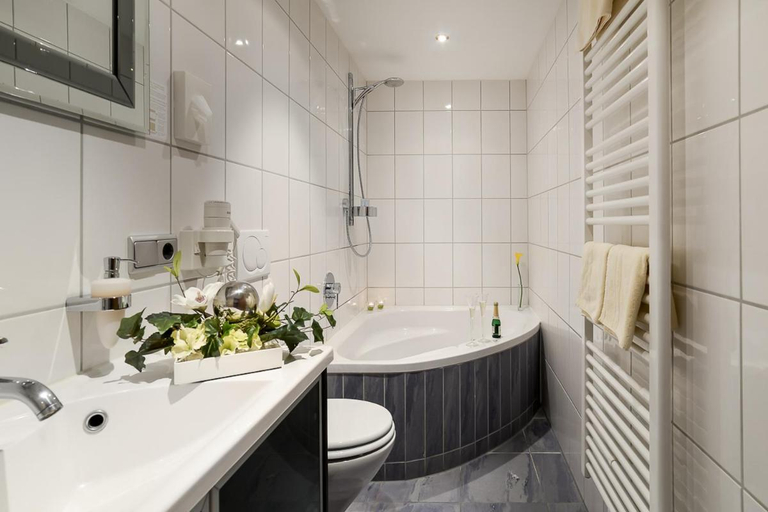 Bathroom 2, Hotel Am Brenner, Main-Tauber-Kreis
